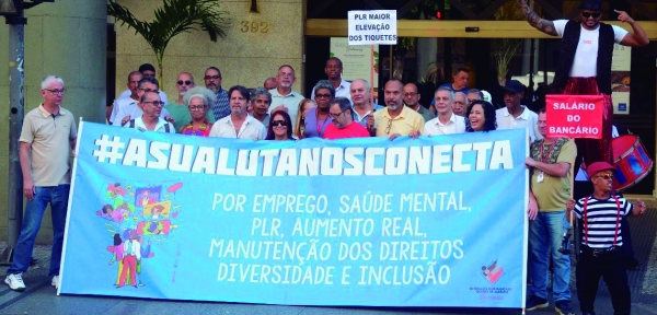O presidente do Sindicato José Ferreira e dirigentes sindicais percorreram agências do Centro na  primeira atividade de mobilização que abre oficialmente a campanha salarial deste ano