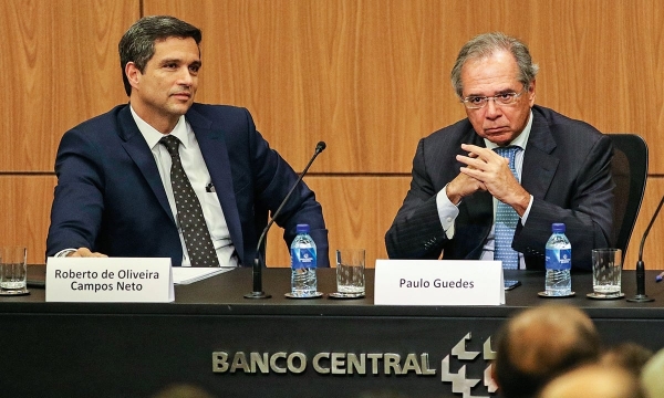 O atual presidente do Banco Central, Roberto Campos Neto (E), foi indicado pelo ex-ministro da Economia, Paulo Guedes. O Brasil mantém as mais altas taxas de juros reais do mundo, o dobro do segundo no ranking, o México