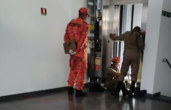  Bombeiros tiveram que fazer um buraco a marretadas entre os andares para resgatar a bancária e a cliente que ficaram presas no elevador da agência do Bradesco no Largo da Penha.