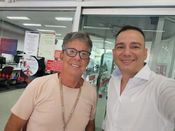 Os diretores do Sindicato Geraldo Ferraz (D) e da Federa-RJ F&aacute;bio Ramos Fariafecharam a ag&ecirc;ncia Realengo em fun&ccedil;&atilde;o da aus&ecirc;ncia de ar condicionado e do calor insuport&aacute;vel 