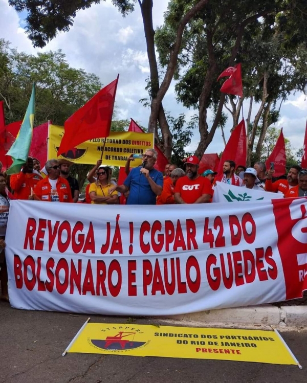 Trabalhadores de estatais e empresas públicas protestaram em Brasília,  cobrando do governo federal, a suspensão da CGPAR 42