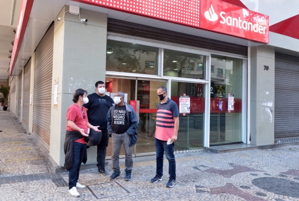 VOCÊ NA LUTA - Marcos Vicente (E) durante paralisação das agências, na campanha salarial 2020. O sindicalista convoca os bancários e bancárias do Santander para participar da assembleia desta quinta-feira (3)