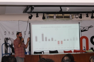 O economista do Dieese, Fernando Amorim, fez uma análise da conjuntura econômica na abertura conjunta dos Encontros Estaduais do BB e da Caixa, no Rio