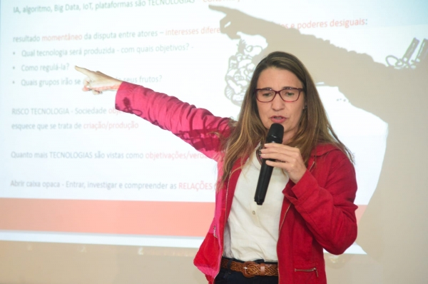 A socióloga Ana Cláudia Cardoso falou da importância de os trabalhadores debaterem questões referentes às novas tecnologias para impedir uma exploração ainda maior do trabalho