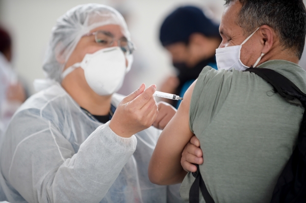 Doses da vacina bivalente contra a covid começaram a ser aplicadas nesta segunda-feira (27/2)