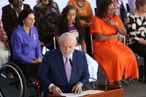 O presidente Lula anunciou e assinou um pacote de projetos em defesa da mulher e contra a discriminação e a violência de gênero