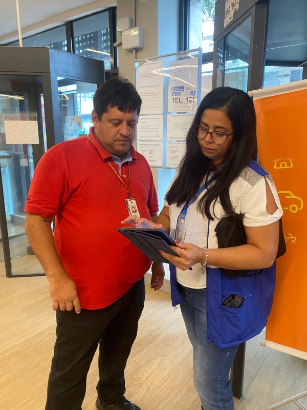 O diretor executivo da Secretaria de Sa&uacute;de do Sindicato Edelson Figueiredo acompanhou a fiscaliza&ccedil;&atilde;o de agentes do Procon-RJ em unidades do Ita&uacute;, Bradesco e Santander, no bairro da Tijuca 