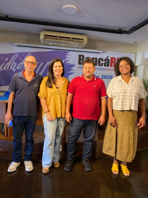 : Edivânia Couto do Amaral, bancária do Itaú, agradeceu ao Sindicato pelo apoio e reintegração. Ao seu lado, os diretores do Sindicato, Wanderley Souza, Edelson Figueiredo e Dênia Almeida   