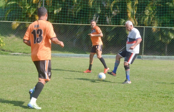 ViniGol (com a bola nos pés), do Perdidos Às Quintas, jogou bem, ajudou na classificação de sua equipe, mas  ainda não marcou gol na competição 