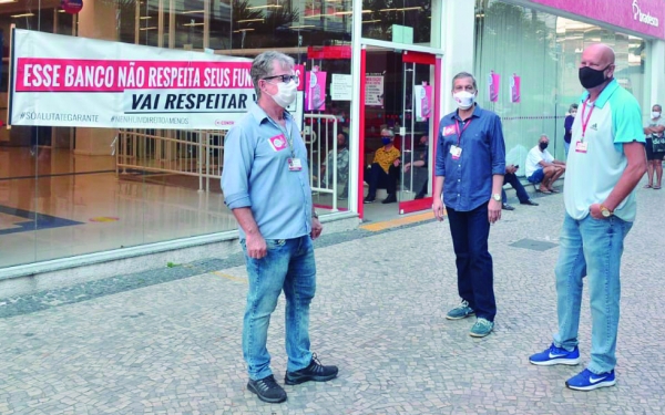 O Sindicato vai continuar protestando contra a exploração do Itaú e do Bradesco. Na semana passada, as manifestações ocorreram em Bonsucesso