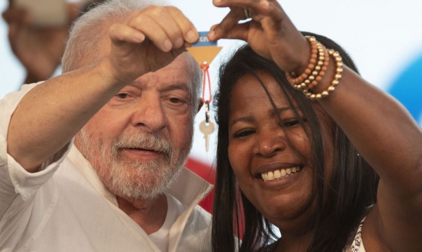 Lula entrega as chaves do imóvel do programa Minha Casa, Minha Vida, em Santo Amaro, na Bahia, a uma trabalhadora de baixa renda