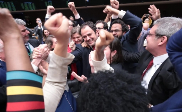 Deputados de esquerda comemoram a derrota da cassa&ccedil;&atilde;o de Glauber. Foto: Ag&ecirc;ncia Brasil.