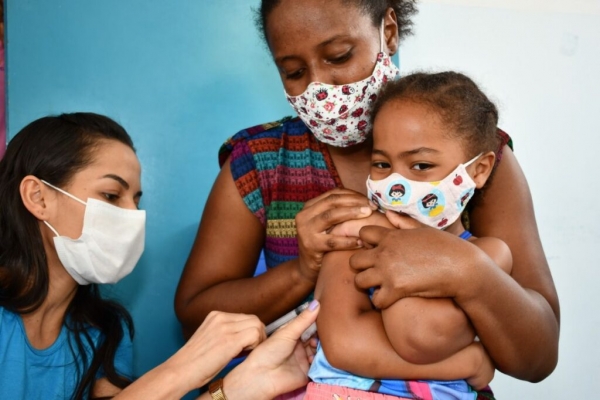 Bolsonaro restringe vacinação de crianças contra a covid-19