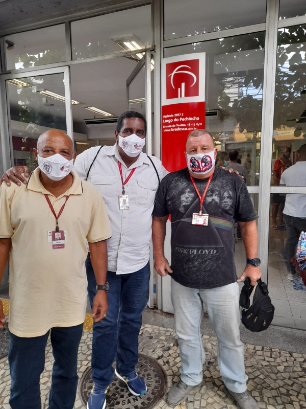 Os diretores do Sindicato Arlensen Tadeu (E) e Sérgio Menezes (D) foram apurar denúncias no Bradesco, em Jacarepaguá, acompanhados do funcionário do Sindicato, Luís Cláudio, o "Cocoroca"