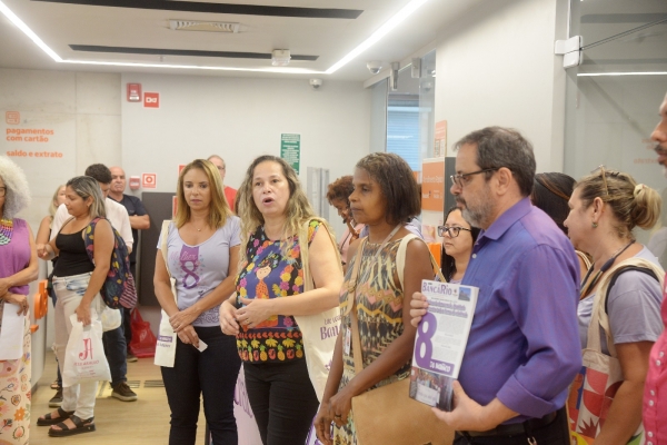 A vice-presidenta do Sindicato, Kátia Branco, fala durante visita a agência sobre a discriminação no mercado de trabalho. Foto: Nando Neves.