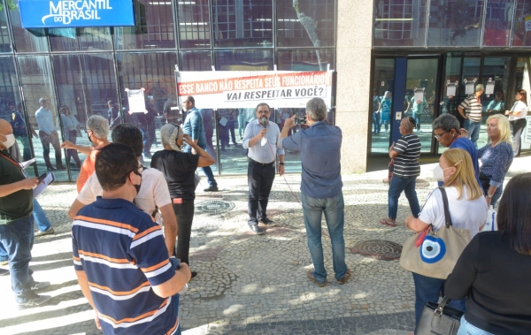 O Sindicato realizou nesta terça (5) um protesto contra as demissões e o fechamento das agências do Mercantil no Rio. No mesmo dia, a entidade sindical participou de uma mediação com o MPT para tratar do tema
