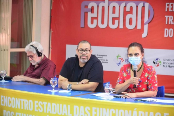 Na mesa final do Encontro, o assessor da Federa-RJ, Joel Bueno, e os diretores do Sindicato, Júlio César e Rita Mota.