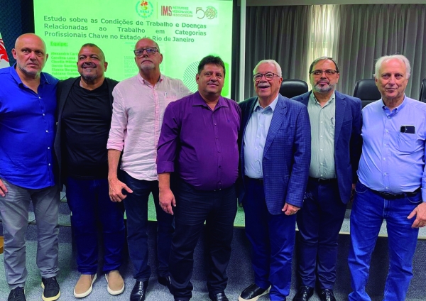 O presidente do Sindicato Jos&eacute; Ferreira (segundo &agrave; direita)  e o diretor de Sa&uacute;de da entidade, Edelson Figueiredo  (centro) no lan&ccedil;amento do conv&ecirc;nio com a UERJ