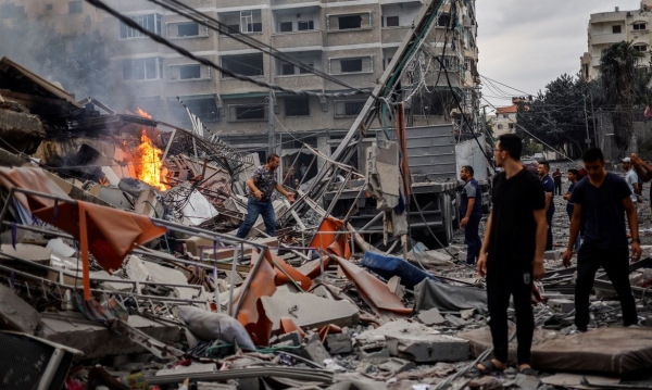 Israel devasta Gaza após ataque do Hamas. Já são mais de 10 mil mortos, sendo 40% crianças em função dos bombardeios. Crise humanitária agrava impopularidade do primeiro ministro de Israel, Benjamim Netanyahu 