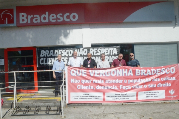 Sindicato protetesta contra demissões, fechamento de agências e queda na qualidade do atendimento. Foto: Nando Neves.