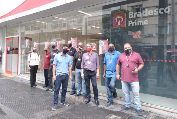 Os bancários do Rio paralisaram agências no bairro de Botafogo, em protesto contra as demissões no Bradesco