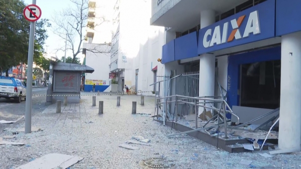 : Agência da Caixa, em Vila Isabel, foi danificada pela explosão de criminosos. Dirigentes do Sindicato vão ao local ainda hoje para verificar a situação da unidade