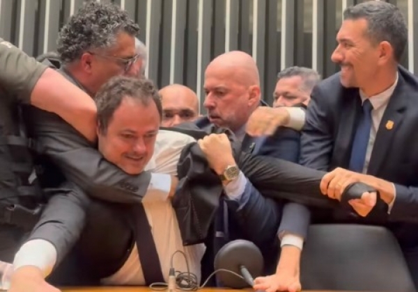 Pouco antes da vota&ccedil;&atilde;o do 'PL da Anistia', travestido de 'PL da Dosimetria', Hugo Mota mandou a Pol&iacute;cia Legislativa retirar &agrave; for&ccedil;a o deputado Glauber Braga (PSOL-RJ). Foto de reprodu&ccedil;&atilde;o da Ag&ecirc;ncia Brasil.