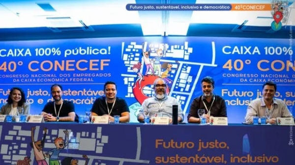 Sérgio Amorim (quarto da esqueda para a direita), diretor do Sindicato do Rio, durante o painel sobre o Saúde Caixa, ressaltou a importância da luta dos trabalhadores para que o plano atenda às necessidades dos empregados e empregadas 