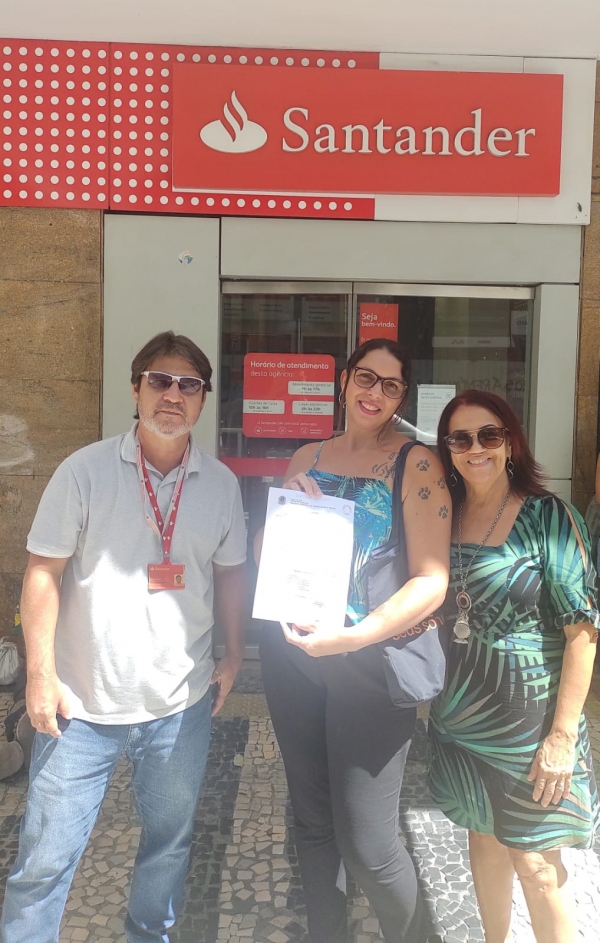 Valesca Salles, entre os diretores do Sindicato Marcos Vicente e Maria de Fátima, comemorou a sua reintegração ao Santander