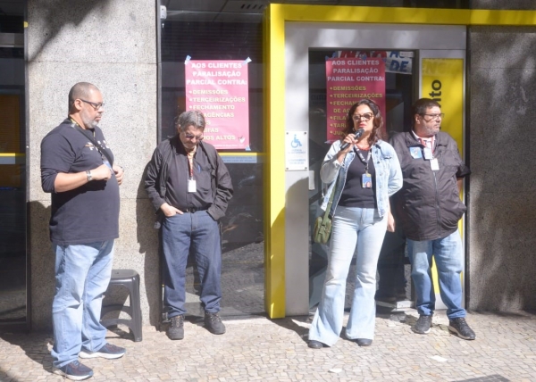 Dirigentes sindicais do Rio numa atividade dos funcionários do Banco do Brasil: mobilização e participação são imprescindíveis para o avanço dos trabalhadores 