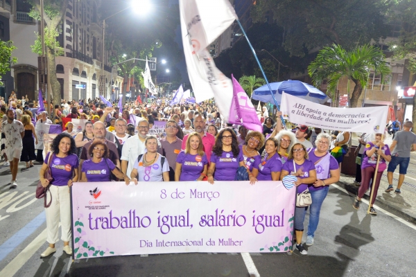 Dirigentes do Sindicato na passeata do Dia da Mulher que tomou a Rio Branco, neste 8 de março. Foto: Nando Neves.