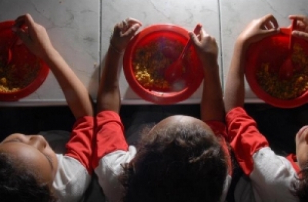 Aluna de 8 anos desmaia de fome em escola pública do Rio