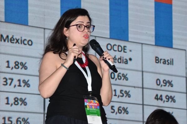 A economista Rosângela Vieira, técnica do Dieese, mostrou as contradições e injustiças do sistema tributário brasileiro em relação aos países mais desenvolvidos