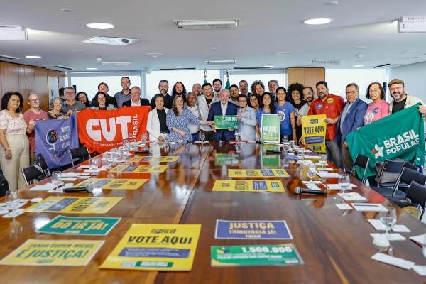 Plebiscito é entregue ao presidente Lula pela isenção do IR e fim da escala 6x1