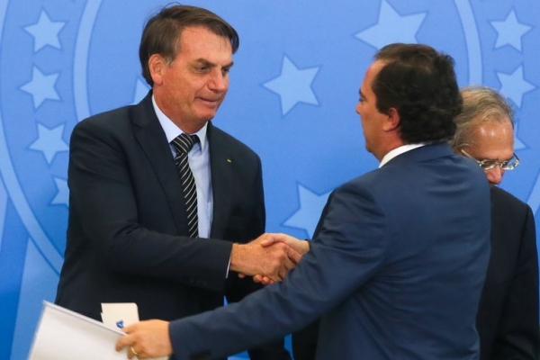 Bolsonaro e Pedro Guimarães: laços de amizade e sintonia política. O presidente da Caixa pediu demissão em meio à denúncias de praticar assédio sexual e moral