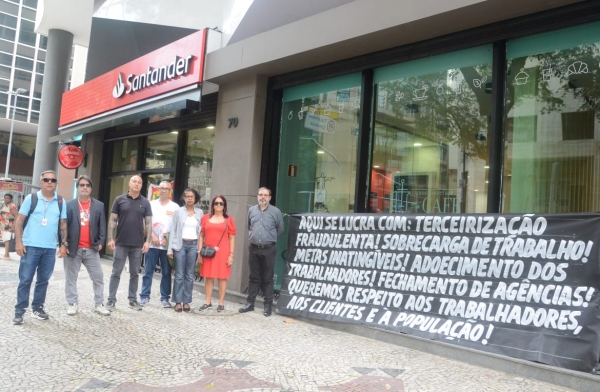O Sindicato do Rio protestou contra as terceirizações fraudulentas, o adoecimento dos bancários, o fechamento de agências e as demissões no Santander. Houve paralisações em três unidades no Centro da cidade.