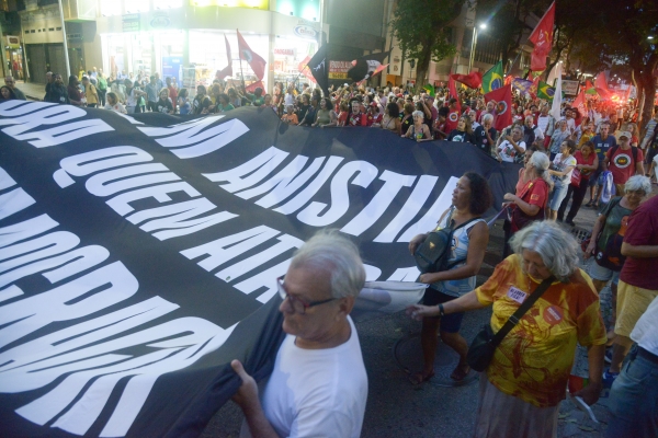 Uma grande faixa &quot;Sem anistia para golpistas&quot; cobria o centro da manifestação do Rio de Janeiro. Foto: Nando Neves.