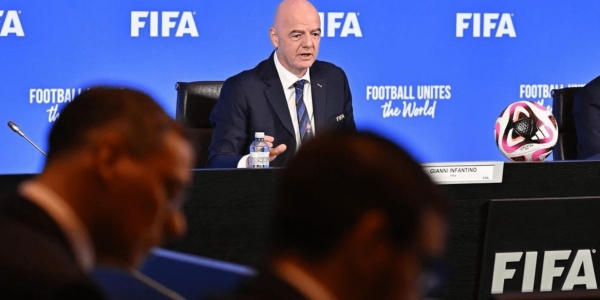 RICO PAGA IMPOSTO - O presidente da FIFA, atendendo a pedido dos clubes brasileiros, bem que tentou driblar o imposto do fisco dos EUA sobre o faturamento milionário das equipes no Mundial, mas o governo americano manteve a cobrança 