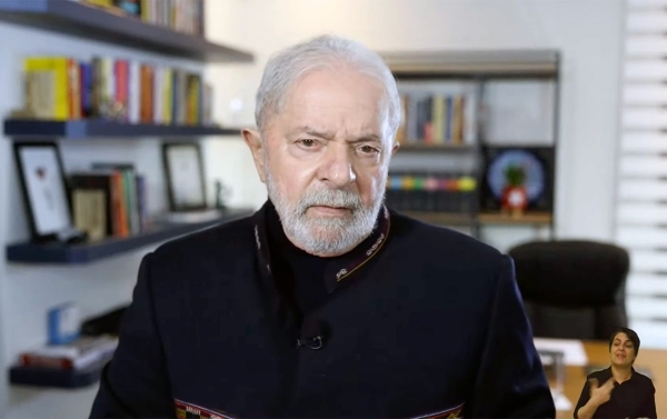 O ex-presidente Lula: &quot;É preciso reconstruir o país&quot;.