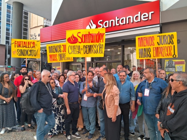 Bancários e bancárias protestaram no Rio contra os abusos e a exploração do Santander em relação aos bancários e as práticas antissindicais do banco. Atividade aconteceu em nível internacional