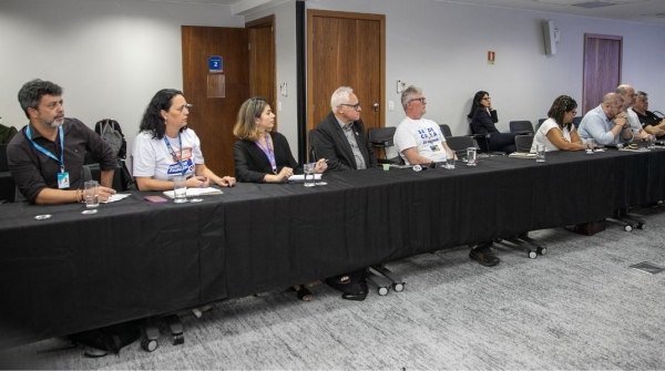 Legenda: A CEE-Caixa cobrou solução para os problemas apontados pelos empregados e empregadas da empresa e ressaltaram o papel social da Caixa na crítica ao fechamento de agências físicas. Rogério Campanate (segundo à direita), do Rio, participou da reunião, em Brasília