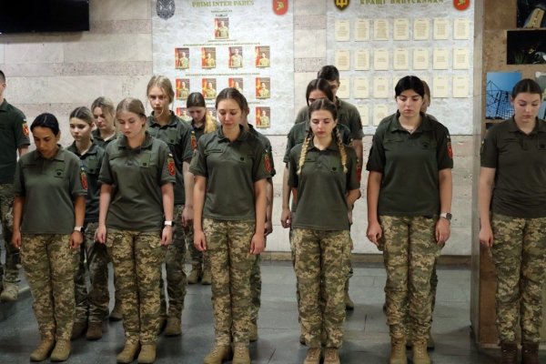 Meninas de no máximo 17 anos sendo alistadas pelo exército de Vlodomir Zelenski para a guerra contra a Rússia 