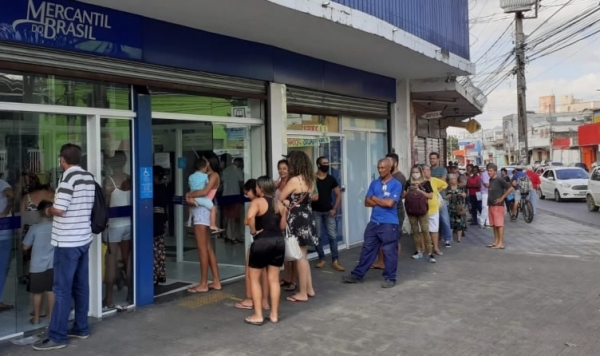 Clientes sofrem com longas filas no Mercantil do Brasil