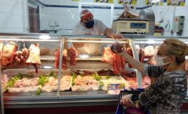 Os brasileiros substituem a carne bovina por frango ou ovos, mas os altos preços levam muitas famílias a não terem nada para comer