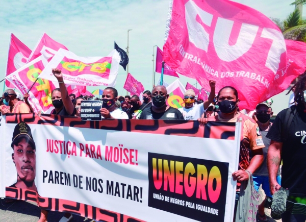 Almir Aguiar, secretário de Combate ao Racismo da  Contraf-CUT (de preto, à direita) no protesto, na Barra