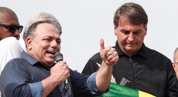 Sem máscara, o general Eduardo Pazuello e o presidente Jair Bolsonaro discursam em ato político, no Rio. Participação do militar fere regulamento do Exército