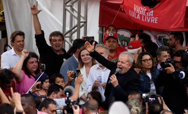 FIRME E FORTE - Lula agradeceu a todos que estiveram em vigília em frente ao prédio da PF onde esteve preso por 580 dias e prometeu percorrer o país para organizar a luta dos trabalhadores contra os ataques do governo Bolsonaro