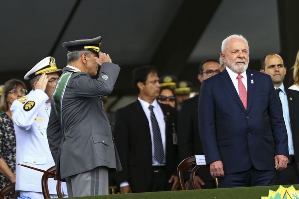 Comandantes das forças armadas prestam continência ao presidente Lula, em cerimônia do Exército. Os rendimentos dos militares do alto escalão, em relação aos servidores e trabalhadores civis, são astronômicos e este é mais um desafio do novo governo