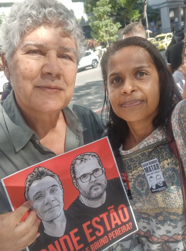 A diretora do Sindicato, Cida Cruz, ao lado do vereador Chico Alencar (PSOL) no ato em apoio aos funcionários da Funai e contra o assassinato de Dom Philips e Bruno Pereira
