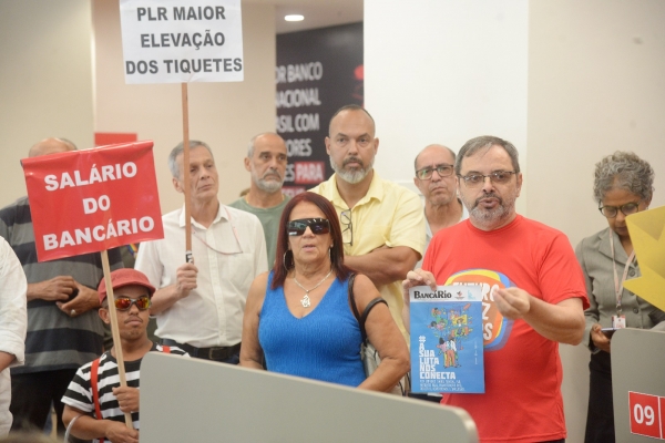 O presidente do Sindicato José Ferreira e dirigentes sindicais percorreram agências do Centro na primeira atividade de mobilização que abre oficialmente a campanha salarial deste ano